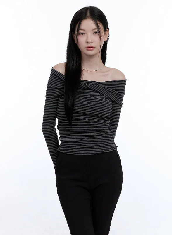 Mock Neck Women Long Sleeve Top for a Modern AestheticTwist Stripe Off-Shoulder Top OO429