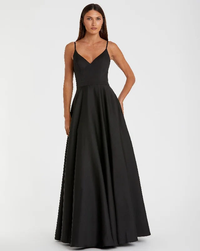 Long - Sleeve Women Dress in Velvet for a Luxurious Winter LookClassic A-Line V-Neck Ballgown