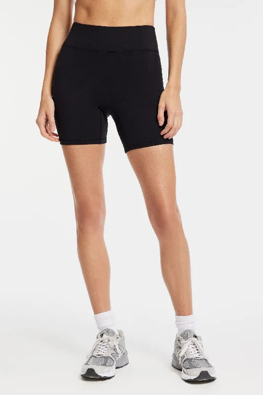 Twill Women Shorts with a Smooth Texture and DurabilityCenter Stage 6in Biker Short - Black